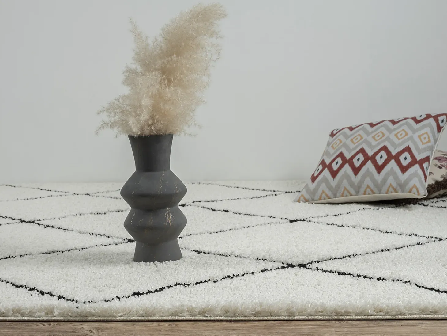 Alfombra Bahar Shaggy moderna patrón rombos, negro blanco, 120 cm redonda