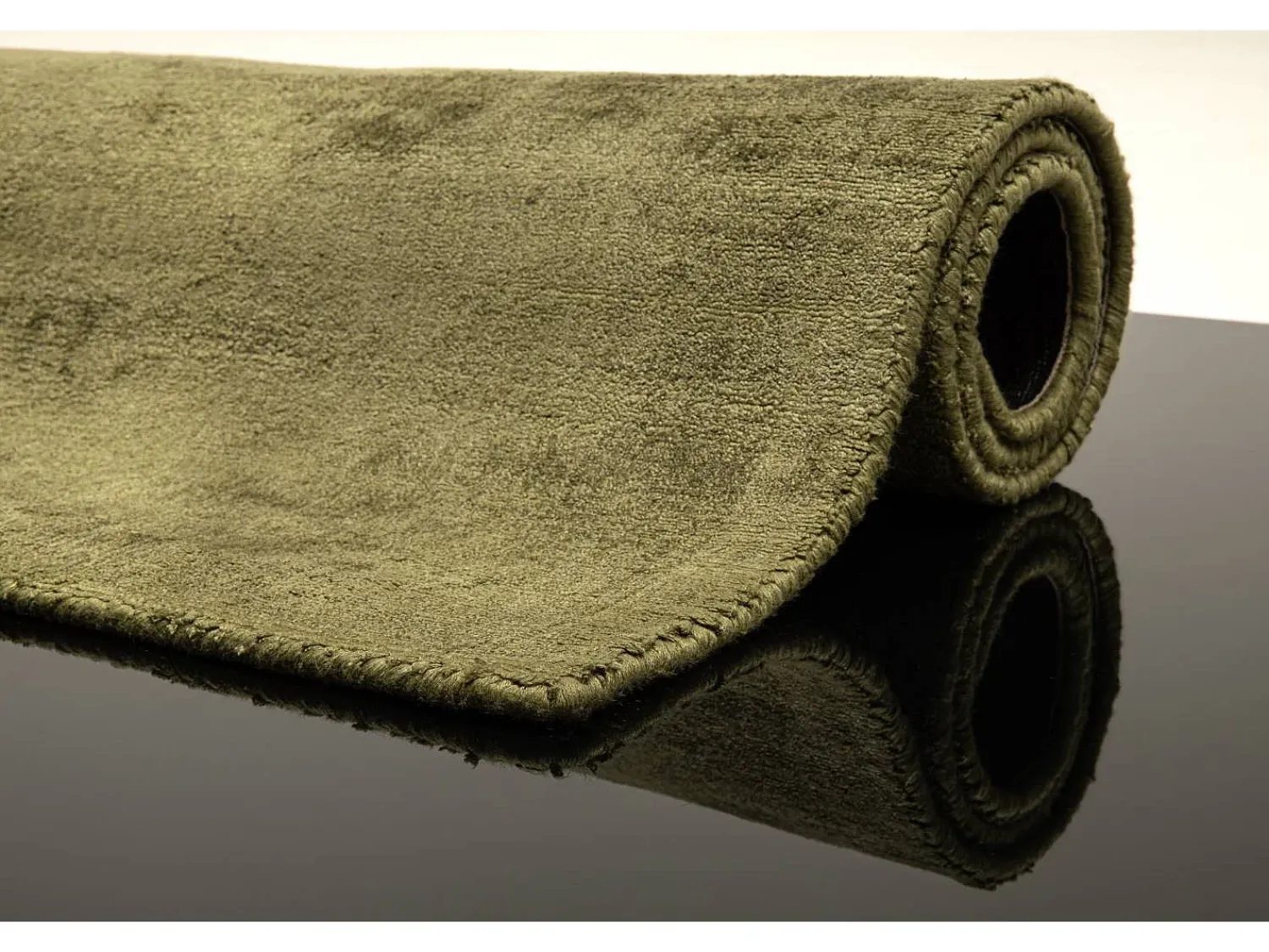 Clearance Alfombra de viscosa tejida a mano 65x135 cm musgo Shine Verde pino
