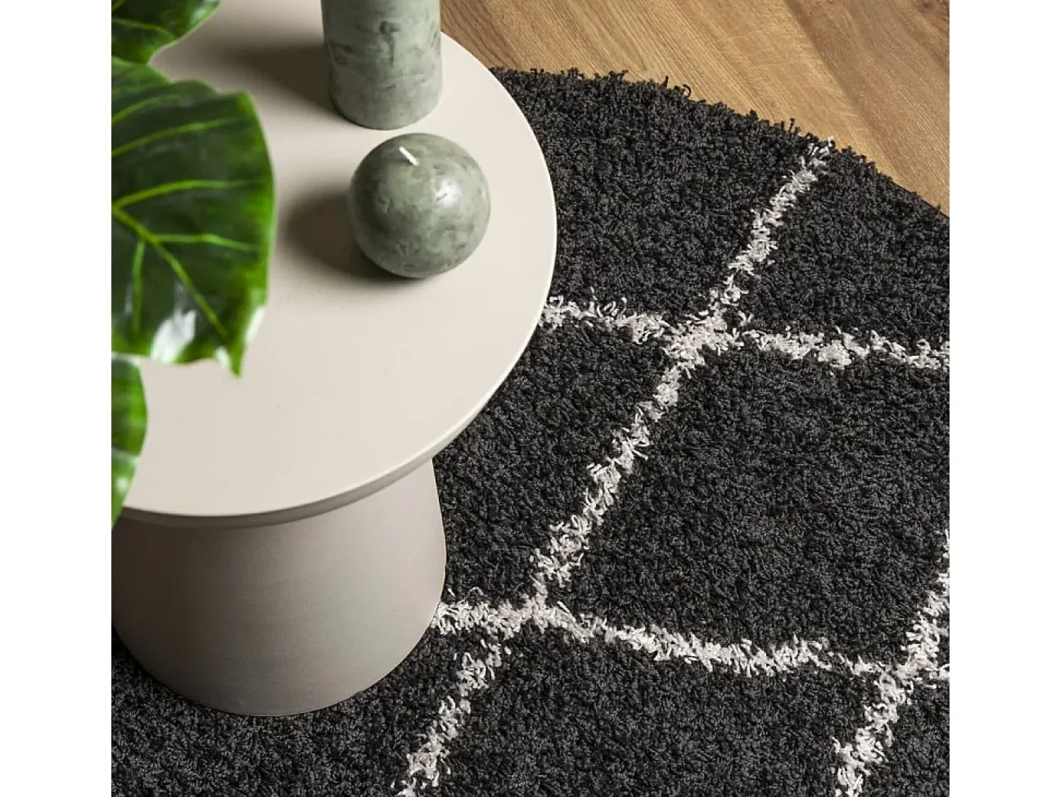 Online Alfombra moderna de pelo largo en color negro y crema, Ø 80 cm Multicolor