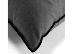 Cojín con overlock de algodón reciclado