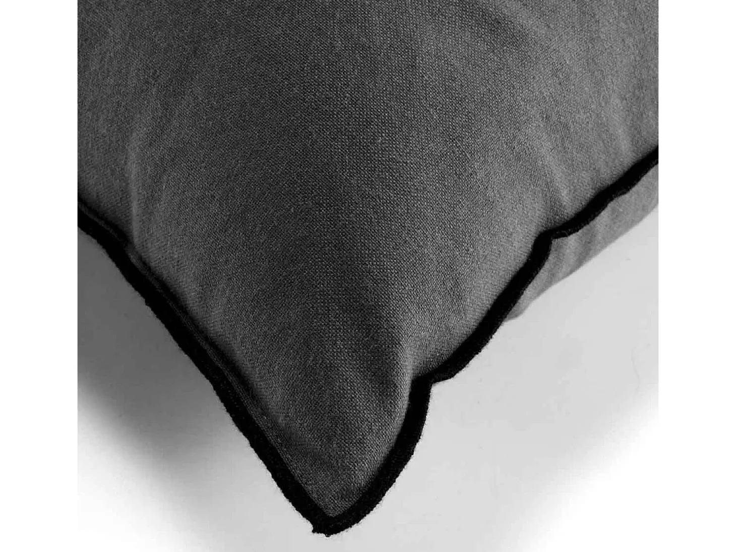 Cojín con overlock de algodón reciclado