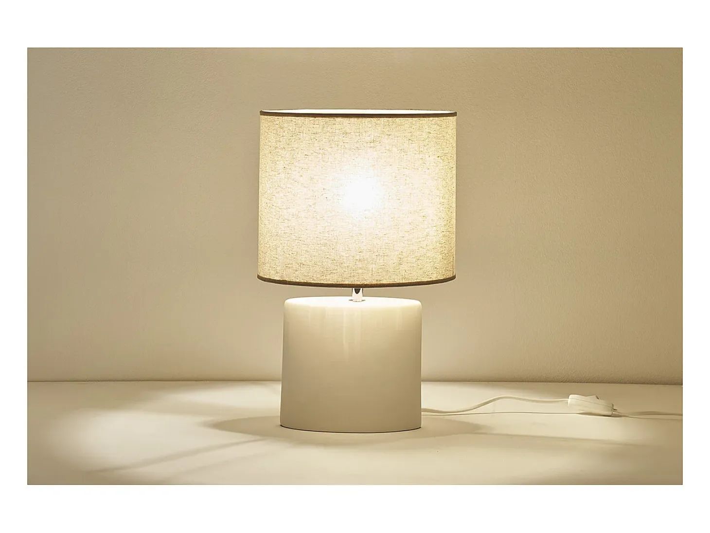 Lámpara de mesa de cerámica blanca mate con pantalla de lino natural TIGA