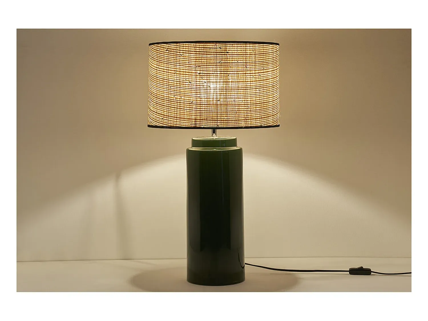 Miliboo Lámpara De Mesa^Lámpara de mesa de cerámica esmaltada verde con pantalla de rafia natural 64 cm MAJES Verde pino