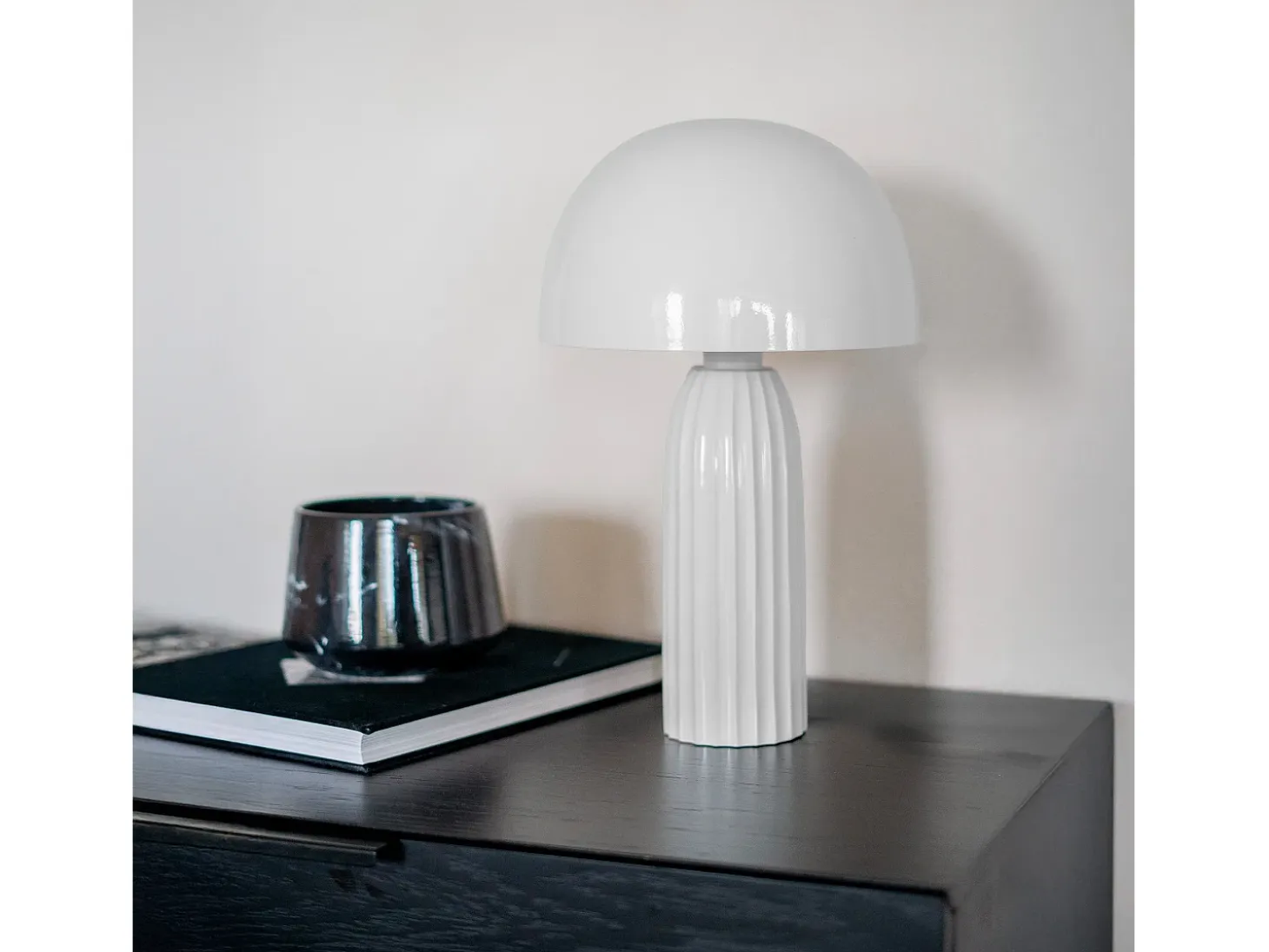 Lámpara de mesa de metal blanco con acabado brillante - Joy