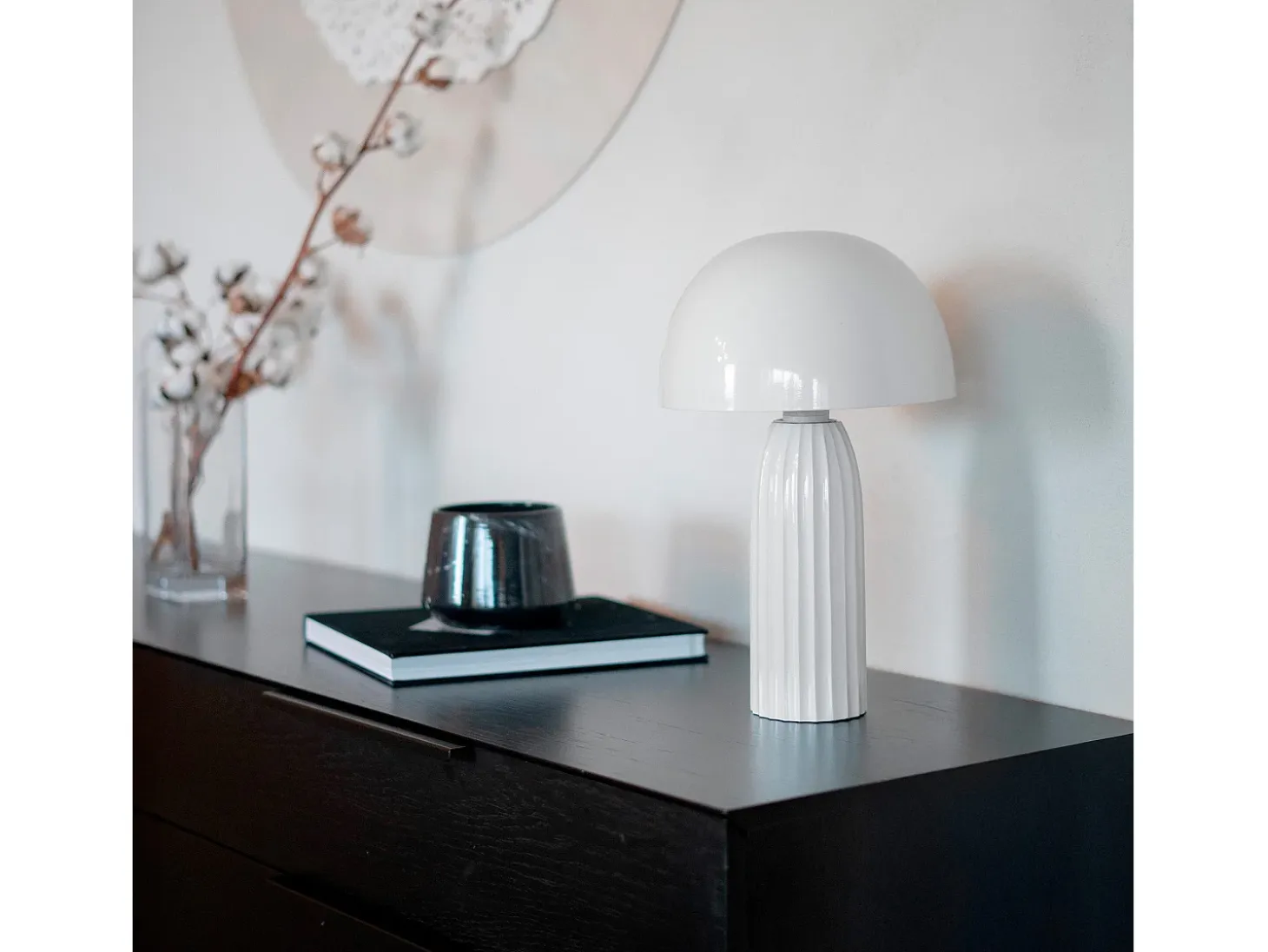 Lámpara de mesa de metal blanco con acabado brillante - Joy