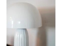 Lámpara de mesa de metal blanco con acabado brillante - Joy