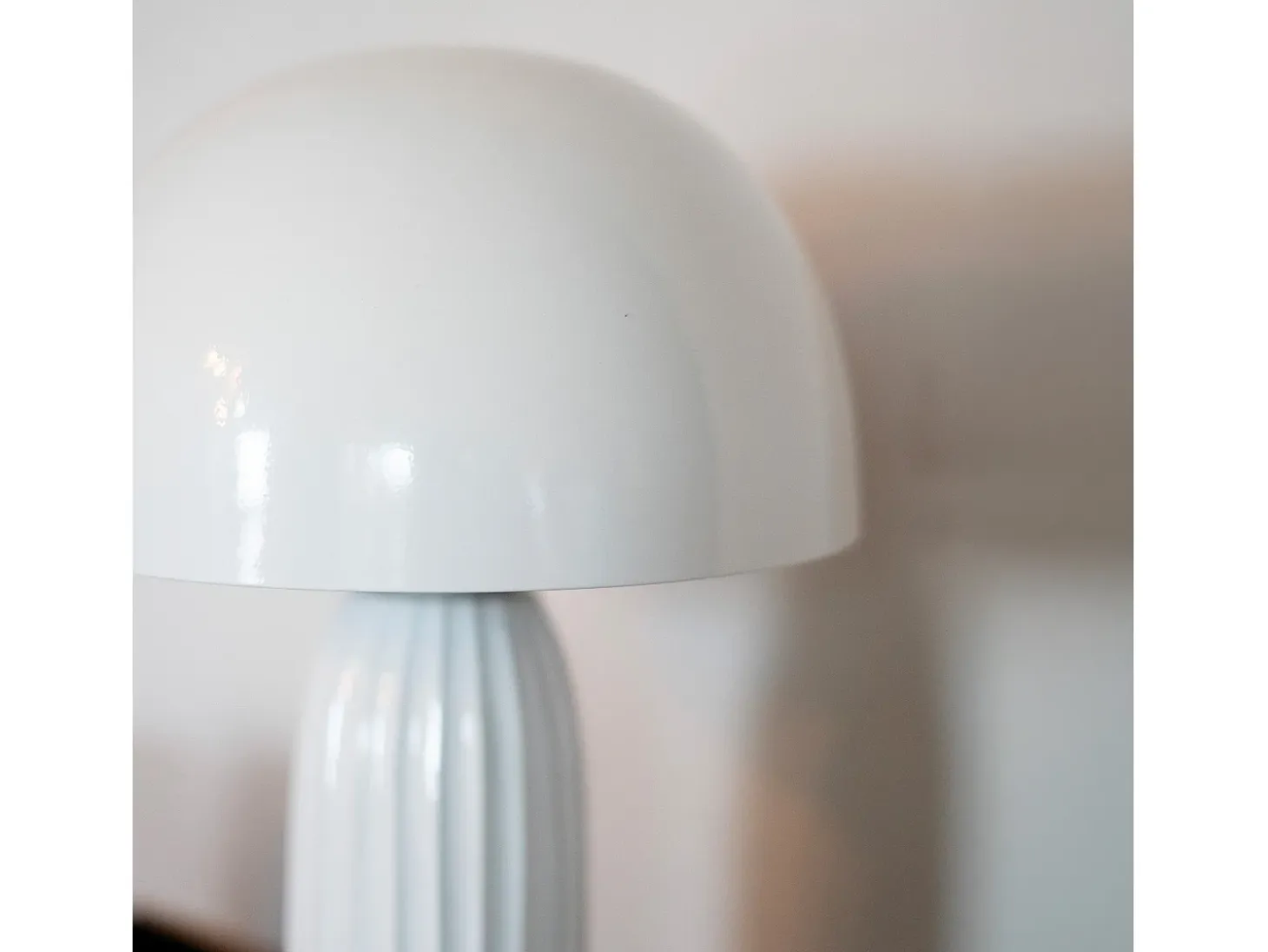 Lámpara de mesa de metal blanco con acabado brillante - Joy