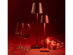 Lámpara de mesa LED Zafferano Poldina Pro Bordeaux, recargable y regulable, con una duración de batería de hasta 12 horas. Apta para exteriores, IP65.