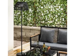Lámpara de pie Mabis LED para exterior color negro.