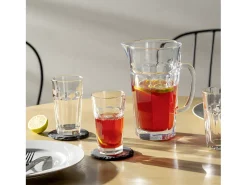 Set de 6 vasos y jarra a juego en vidrio transparente.